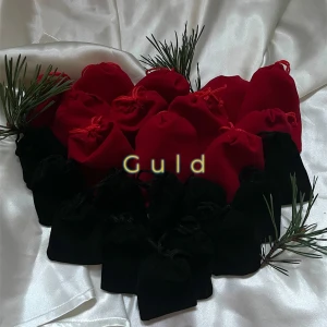 Julkalender med smycken  - 24 luckor för 729kr🤍slutsåld i silver 🌸Kalendern består av 24st onumrerade påsar med ett smycke i varje. Dra en påse varje dag fram till julafton! Kalendern innehåller smycken som redan finns i mitt sortiment samt helt nya designer 🤶🏼 