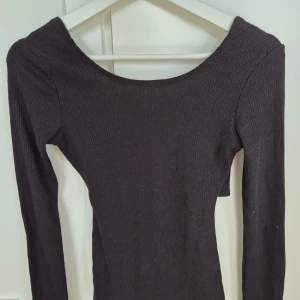 Tröja Bikbok - Långärmad tröja med en öppen rygg. Ryggen är som ett "X" och faller fint runt midjan. Använd ett fåtal gånger. Stretchbar, figurslim och mjuk. Storlek S. 82% polyester, 14% viskos, 4% elastan. 