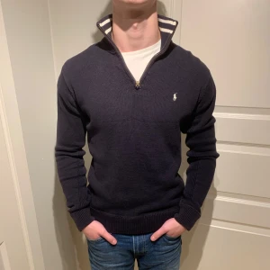 Ralph Lauren | Halfzip - Jätte fin Ragge tröja! | Mycket fint skick kan upplevas som något blek på nått ställe men inget som märks av direkt! | Storlek L (16/18) men passar fint på mig som är 177cm! | Ställ gärna frågor innan du köper!