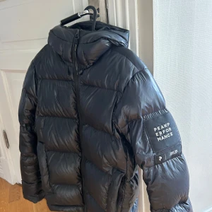 Peak jacka - Säljer min peak performance jacka i storlek m/s. Jackan har en fin lagning i luvan som knappt syns!🫶🏼