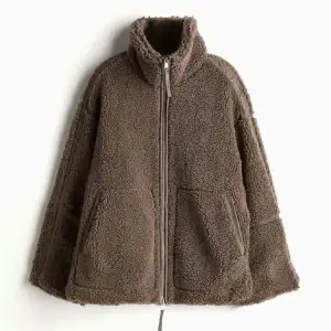 Helt ny teddyjacka från H&M i storlek S. Helt slutsåld. Säljes då jag inte gillar hur den sitter på mig, perfekt till hösten 🌧️🍁