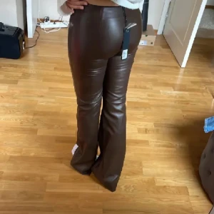 Skinnbyxor - Lånade bilder!  Nästan helt nya lågmidjade skinnbyxor köpta på plick. Kommer tyvärr inte till användning. Ordinarie pris är ca 1700💕