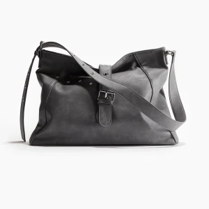 Hm väska  - Säljer denna väska från hm då den aldrig kommit till användning. Nytt skick. Slutsåld 