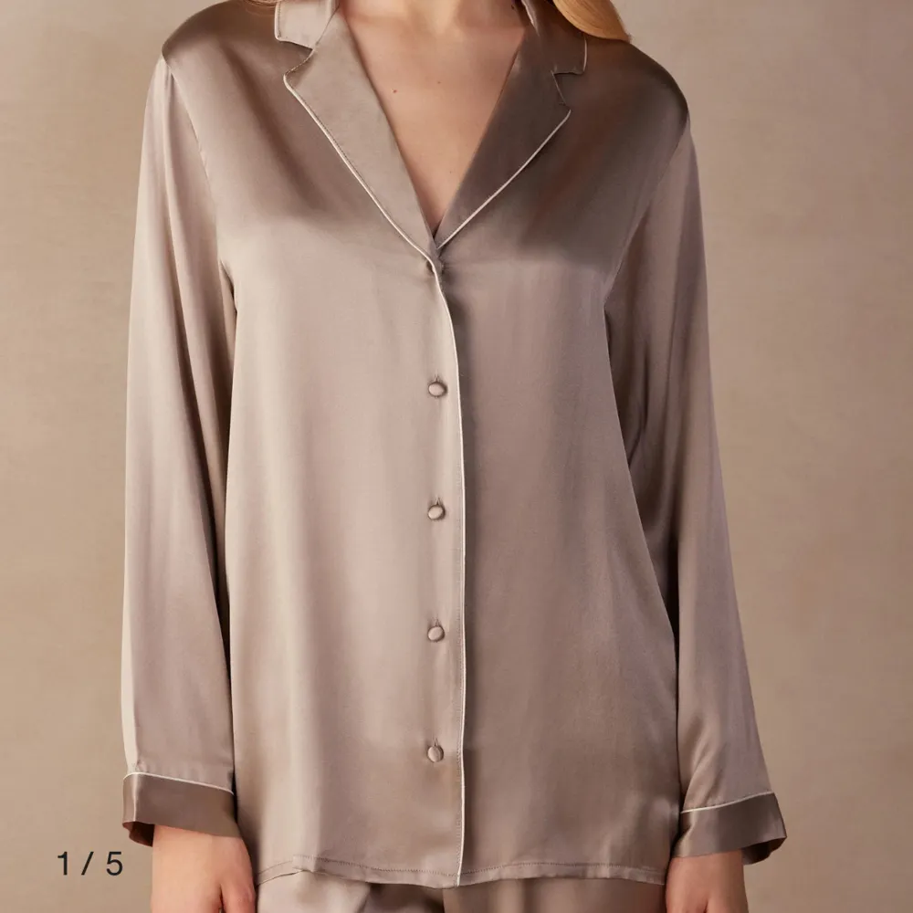 Super fint och lyxigt Silk pyjamas det från intimissmi. Shorts och skjorta. Använt endast två gånger och har inga defekter. Orginalpris 1700kr. Beige/ silver färg. Mysig nu till hösten🕯️🍂. Shorts.