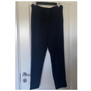 Kostymbyxor från Object 🖤 - Kostym byxor från Object med snörbälte och fickor på sidan. Dragkedja och högmidjade 🖤