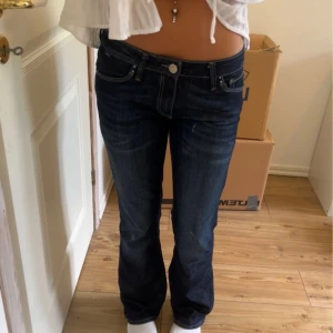 Mavi jeans - Mörkblåa Mavi jeans i storlek W28/L32, sitter som stolek M💞