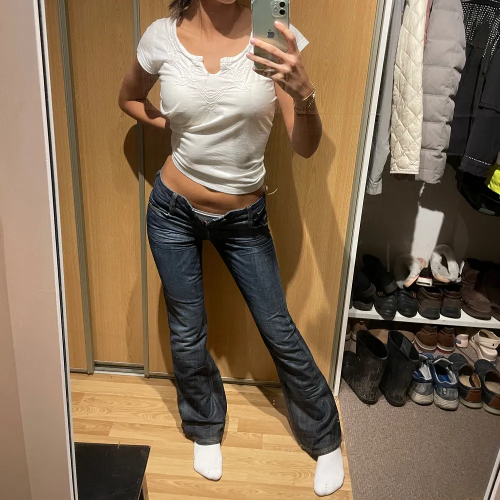 (5) Lågmidjade bootcut jeans helt nya utan lappar. Midjemått rakt över 35 cm, innerbenslängd: 82 cm🩵. Jeans & Byxor.