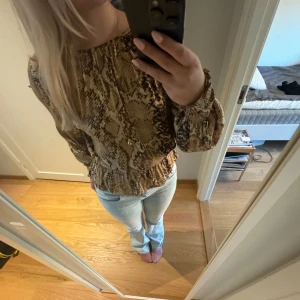 Cool långärmad  - Cool långärmad med snygg mönster. Ärmarna går in vid slutet som man ser på andra bilden. Fint skick🩷🩷