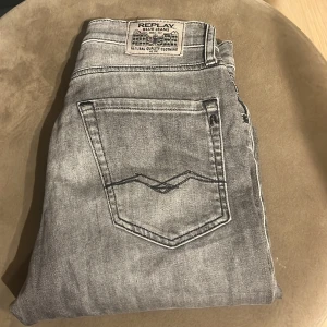Replay jeans - Hej, säljer nu mina replay jeans. Jeansen är i storlek 150. De sitter slimfit. Färgen är grå med snygg tvätt och är i väldigt bra skick! Hör av dig om du är intresserad eller har frågor/ Mvh Elliot😃 *Priset är ej hugget i sten*