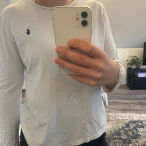 Tröja  - Säljer denna vita tröja från Polo Ralph Lauren! Den är liten i storleken!!!😌Det finns ett ställa på tröjan vart det är lite gråt, men man ser inte riktigt det. Det är lite uppe över märket. Skriv om ni vill ha fler bilder på det!