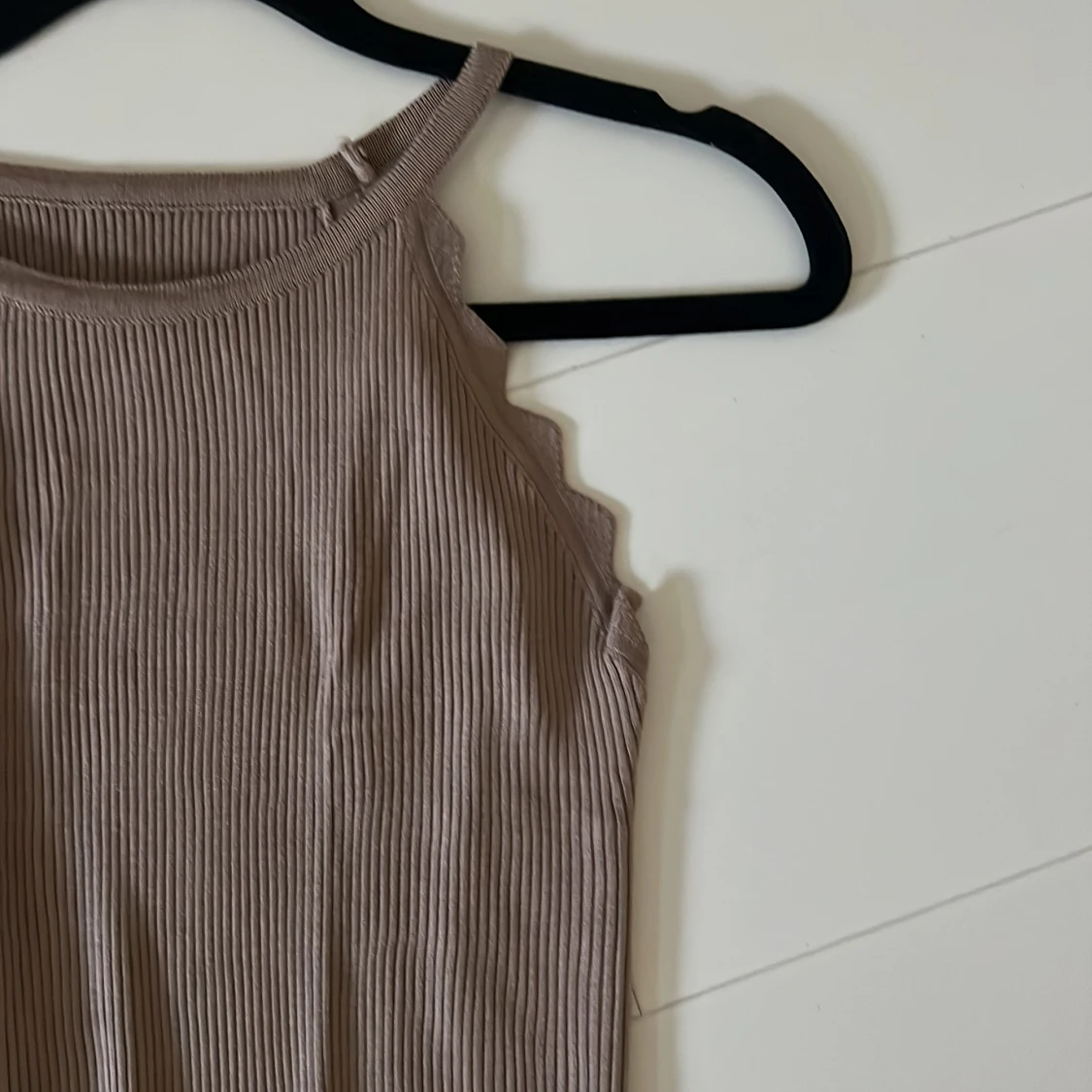 Beige/brun ribbad klänning  - 90