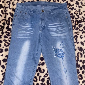 Broderade jeans - Knappt använd av mig och är i bra skick💯