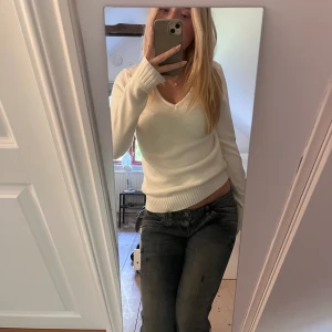 Kashmirtröja - Tröja i Kashmir, väldigt mjuk, kostade 600kr, säljer för 300kr. Ljusvit färg