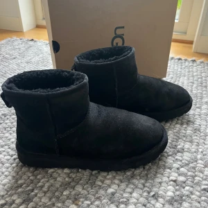 Svarta UGG boots i mocka - Säljer ett par svarta UGGs eftersom de är för stora för mig. Ändast använda en gång!! Super bra skick. 🖤 