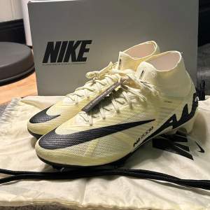 Säljer nu mina helt OANVÄNDA!  ”Nike Zoom Superfly 9 Elite FG, Lemonde/Black”  Storleken på skon är 44,5. Köpta för 3400kr på Nike’s egna hemsida.   Tveka inte på att kontakt mig om du vill ha fler bilder eller har andra funderingar. ⚽️