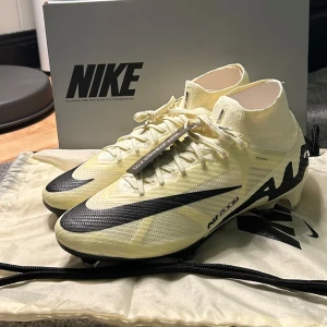 Nike Fotbollskor - Mercurial - OANVÄNDA  - Säljer nu mina helt OANVÄNDA!  ”Nike Zoom Superfly 9 Elite FG, Lemonde/Black”  Storleken på skon är 44,5. Köpta för 3400kr på Nike’s egna hemsida.   Tveka inte på att kontakt mig om du vill ha fler bilder eller har andra funderingar. ⚽️