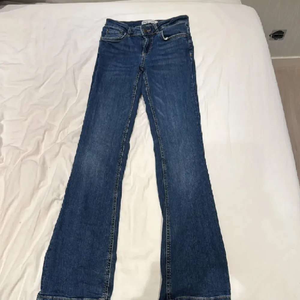 Low waist bootcut jeans från zara knappt använda.. Jeans & Byxor.