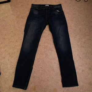 Blå Jeans - Snygga blå herrjeans i strlk W36 L34 och modell regular. Knappt använda så därav inga förslitningar eller hål.😊 Inköpspris ca 800kr. Pris går att diskutera!🥰