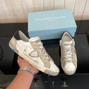 Philippe model  - Säljer dessa extremt feta philippe model skorna i size 41. Skick 7/10. Kan gå ner i pris vid snabb affär! Hör av dig vid minata fundering!💯