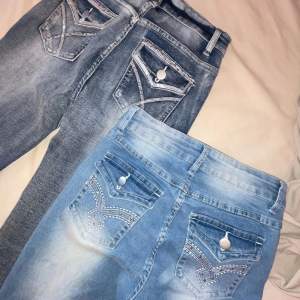 Säljer 2 par jeans för 200kr.