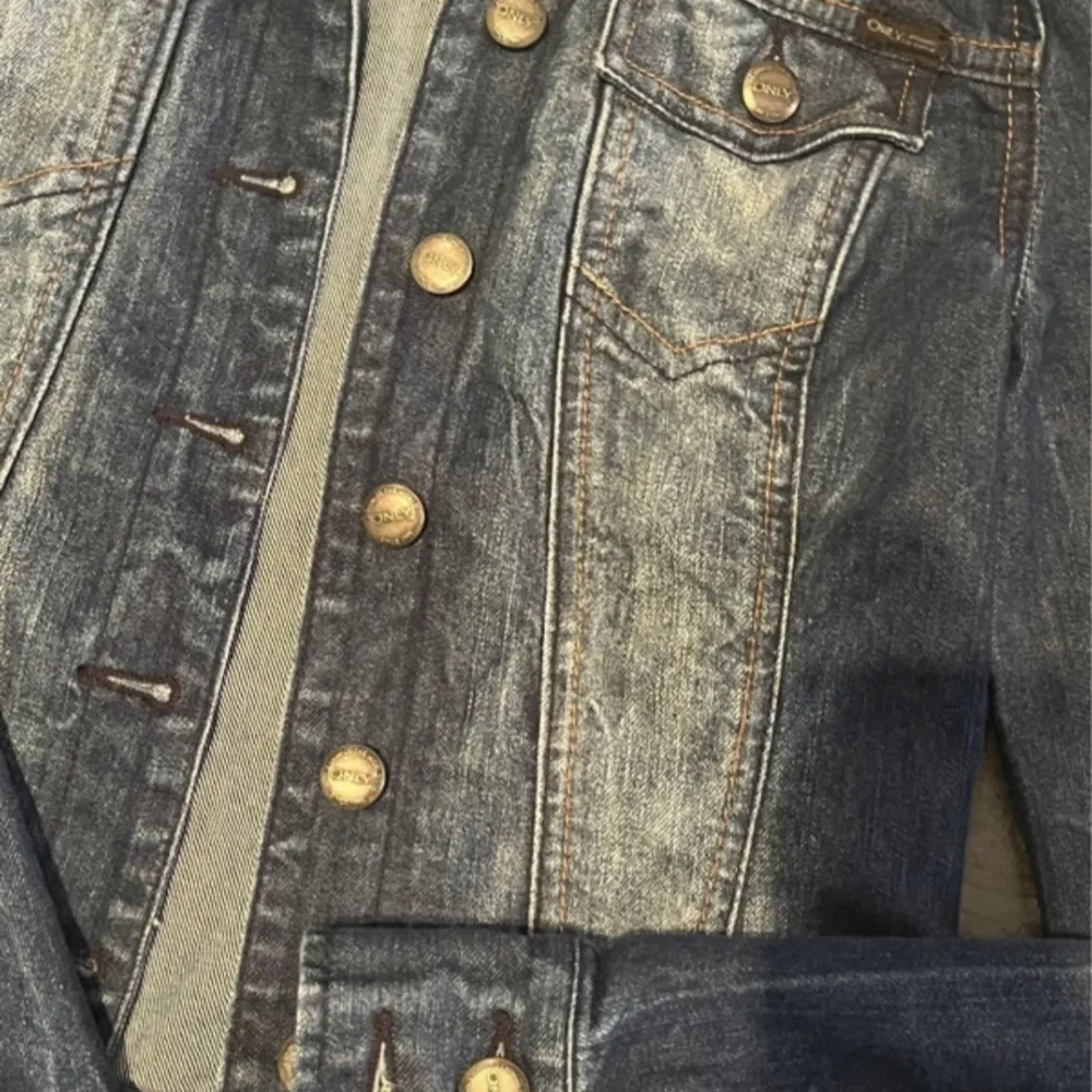 Skön jeansjacka med urtvättad design. . Takit.