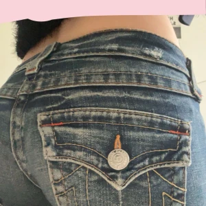 True religion jeans - Säljer mina fina trueys då de inte kommer till användning längre!💓💓 midjemått:37cm tvärs över  Innerbenslängd: 83 cm Små defekter  vid midja och längst ner (se bild 4&5)💓💓