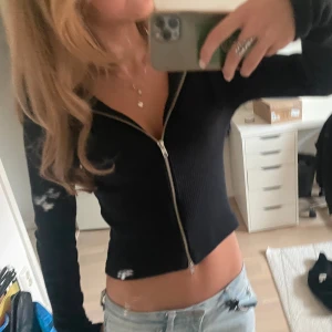 Gina tröja  - En zip tröja ifrån gina tricot. I storlek S och är mörkblå. Använd fåtals gånger. Pris kan diskuteras 💞💞