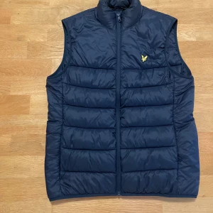 Lyle&Scott väst - Mörkblå färg, tunn men passar bra till både våren och hösten. Ungefär ett år gammal men använd sällan. 10/10 skick. Storlek small. Nypris 1300kr