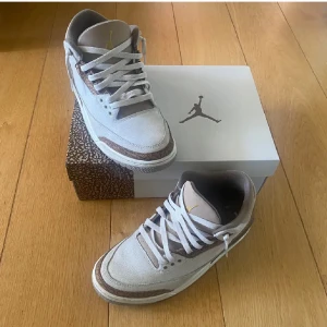 Jordan 3 palomino - Ett par riktigt snygga Jordan 3 palomino bra skick. Skorna är i 43. Används några gånger 