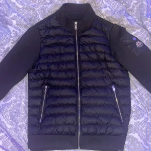 MONCLER Cardigan - En skön o go jacka från moncler i utmärkt skick.  Om du har frågor eller önskar fler bilder så hör av dig.   Tar ev byten oxå! Mvh Hugo