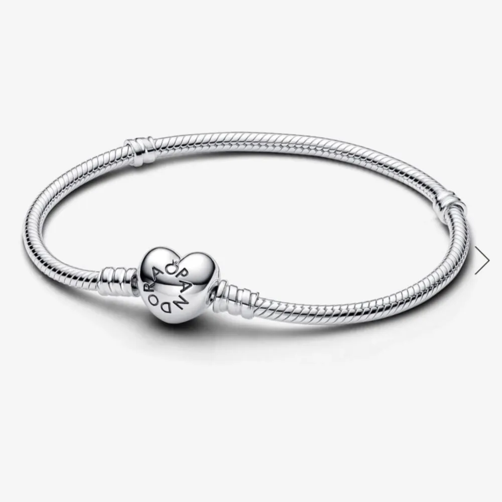 Säljer mitt Pandora armband💞skriv för mer bilder😇😇. Accessoarer.