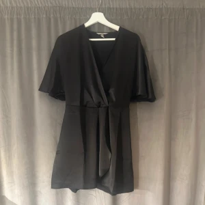 Satin klänning - Jättefin satinklänning från hm som aldrig är använd! Säljer pga att den är för kort på mig som är 178 (har ganska lång överkropp) men annars är den super fin och i jätte bra skick!🖤