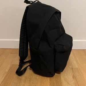 Ryggsäck eastpack  - Eastpack ryggsäck i superfint skick! Använde en del under gymnasietiden men får inte användning för den längre. Får plats med hur mycket som helst och väldigt slittåligt. Skönt med fack på utsidan för mer lätteåtkomliga saker. 