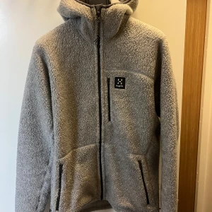 Haglöfs fleecetröja/jacka - Knappt använd Haglöfs fleecetröja/jacka i storlek medium, funkar även som large. Nypris 1500kr, säljer för 600kr!