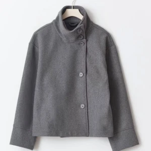 Grå kappa - Som ny. Nypris 599 kr. Pris diskuterbart, säljer inte lägre än 399 med tanke på skicket.