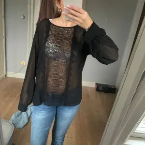 Jätte fin lite genomskinlig blus! Storlek 40 tror jag men den passar mig som är S!🥰 Den är vintage