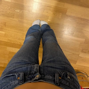 Low waist diesel industry jeans - Low waist bootcut jeans från Diesel Industri. Har slitningar längst ned på båda benen (se bild 5). Thrifted. Midjemått tvärs över: Ca 33cm Innerbenslängd: Ca 75cm. Priset är diskuterbart :)