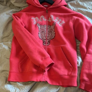 Hoodie med rhinestones - Säljer denna fina zip hoodien - väl använd men i gott skick.  Har ett litet hål på fickan, syns ej när man har på sig den.   Storlek: S/liten M  Köpt för 700kr Säljer för 400kr Går att köpa direkt om vi kommer överens om pris.