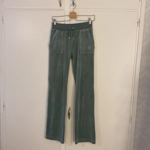 Juicy Couture byxor  - Jätte fina och väldigt bekväma Juicy Couture byxor. Säljer dom pågrund av att jag har växt ur dom.💗💗