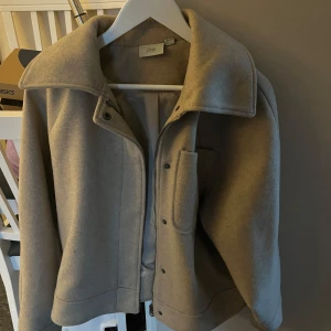 Beige kappa - Mycket bra skick! Andvänd 2-3 gånger. Som ny.  Orinal pris 450. 