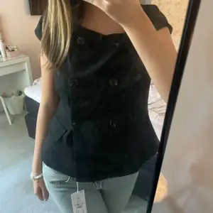 Svart offshoulder tröja med knappar från NA-KD💕💕 Jätte fint skick, storlek M