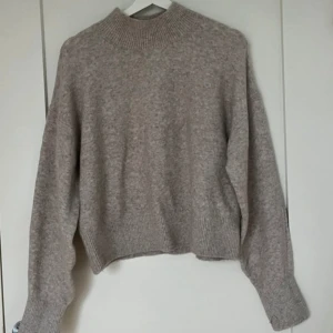 Stickad tröja med halvpolo  - Säljer denna denna fina stickade tröjan från &other Stories, tröjan är aldrig använd😀nypris 550