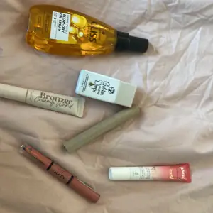 Säljer de här olika skönheets produnterna, kan köpas tillsammans eller styck. GLISS heat protection, w7 goldi drops, Sanzi beauty browgel, Makeup  Mekka bronzer, Lumene blush, Nyx liquid lipstick. Allt är endast testat, utom bronzern som har 50% kvar