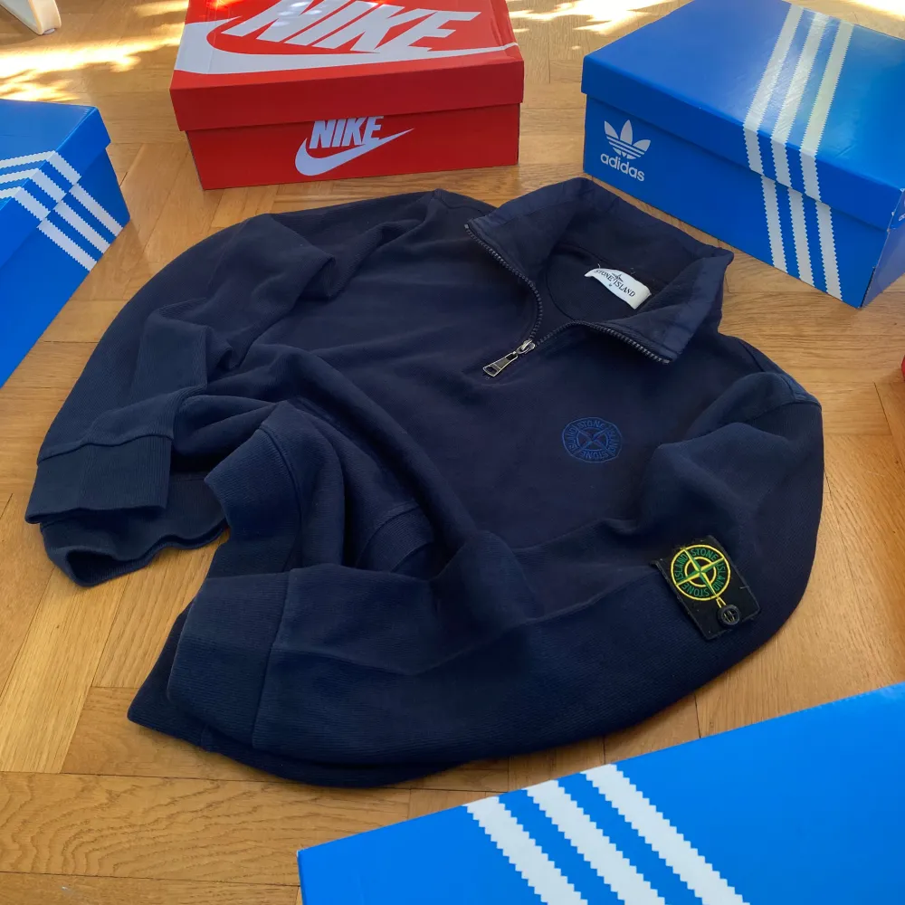 Säljer en snygg svart tröja från Stone Island i storlek M. Passar S/M - Inga defekter. Nypris på en sån här är 3400kr - Jag säljer för endast 789kr . Tröjor & Koftor.