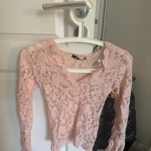 V-neck lace top från gina - Säljer en jätte fin tröja från gina den kostar 299.95 men säljer den för 80kr!🤍 Säljer eftersom de inte är min stil längre