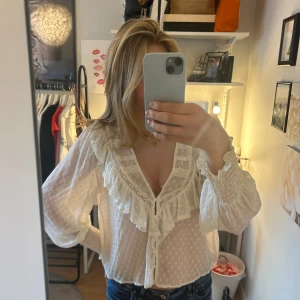 Zara blus - Vit fin blus från zara med en liten färg fläck på kanten av blusen som knappt syns💕 
