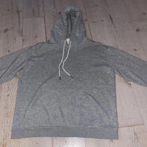 Ljusgrå hoodie - Ljusgrå hoodie med vita band i relativt bra skick