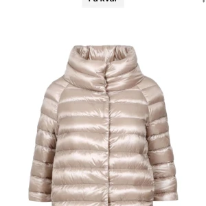 Herno jacka  - Säljer min herno jacka som ja knappt Andvändt 4-5 gånger typ, säljer då jag vill köpa en annnam jacka. Jätte fint skick inga defekter storlek 42 som motsvarar s. Hör av er vid intresse om fler bilder, kan tänka mig gå ner i pris vid snabb affär 