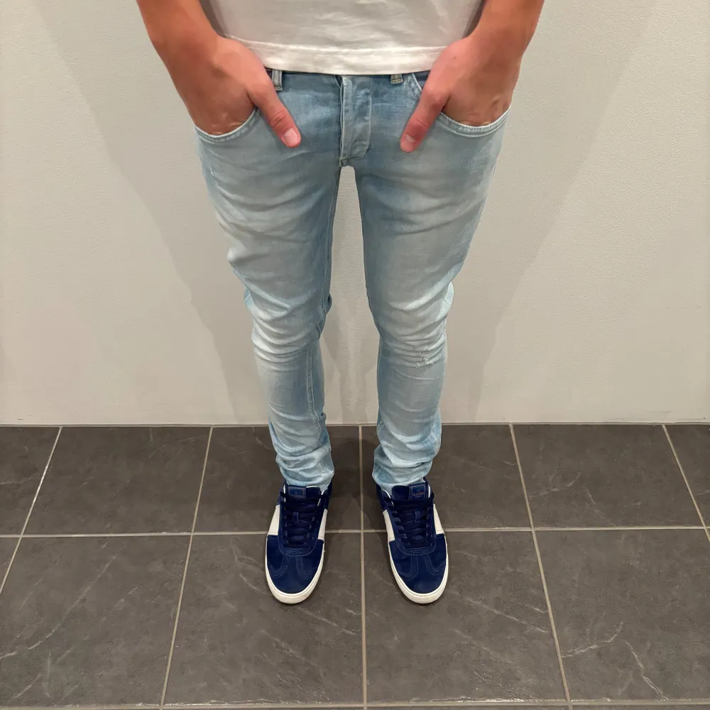 Dondup Jeans George! Trendigaste jeansen på marknaden.  Storlek= 29  Skick= 9,5/10 Ny pris= 4000 kr Säljs för= 899 kr. Jeans & Byxor.