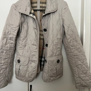 Burberry jacka - Fin jacka från burberry som är känns lite tight på mig numera.